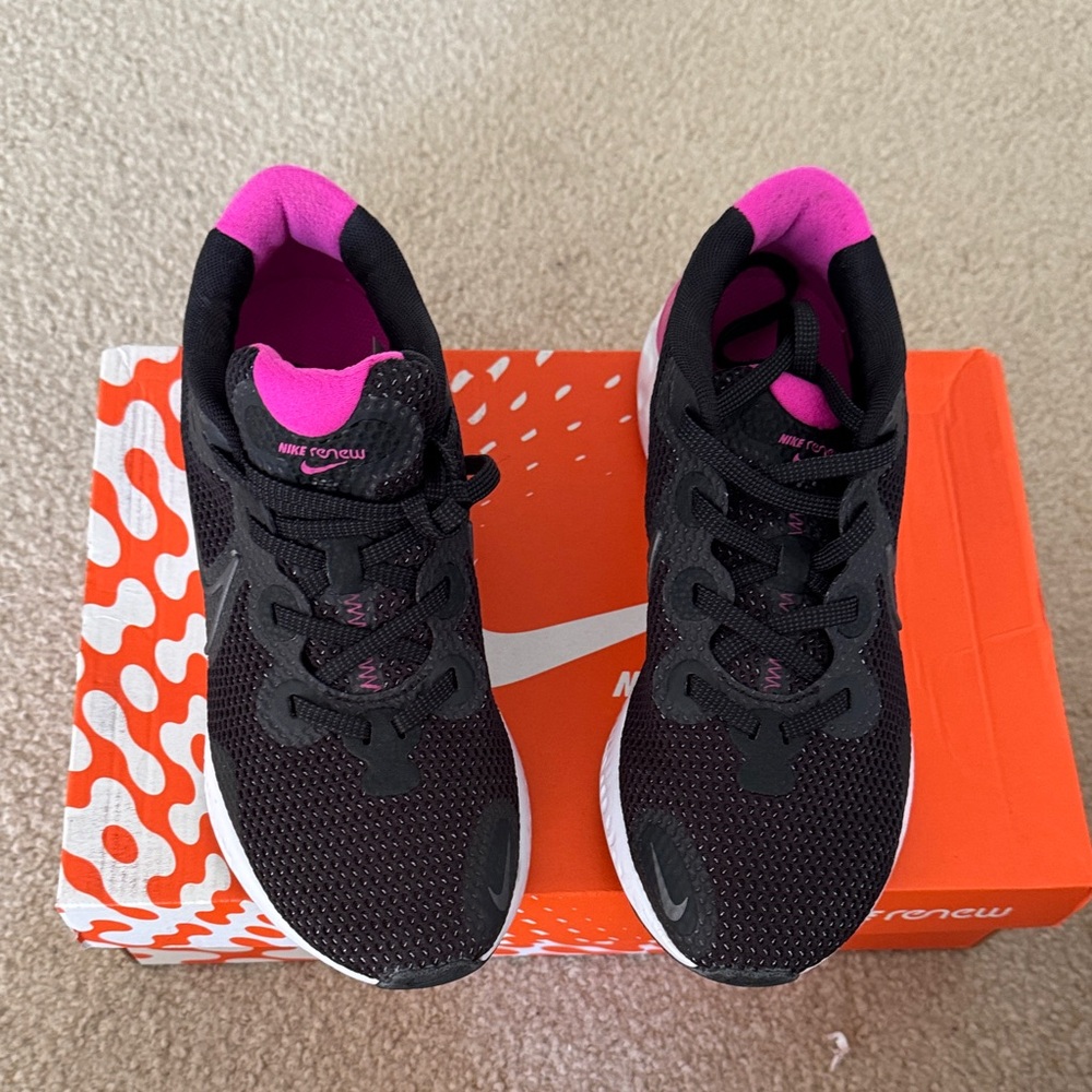 Nike Women's Black and Pink Sneakers